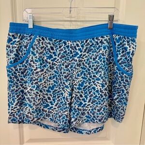 Columbia PFG Blue and White Patterned Shorts Size XL